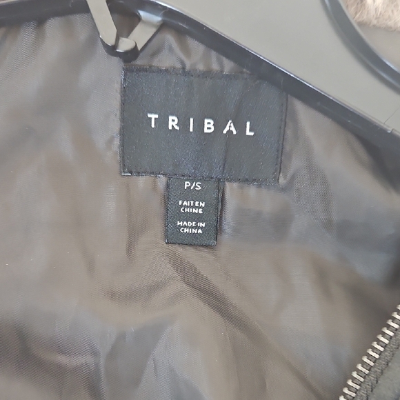 Women's Green Quilted Vest with Faux Fur Trim - Picture 3 of 6